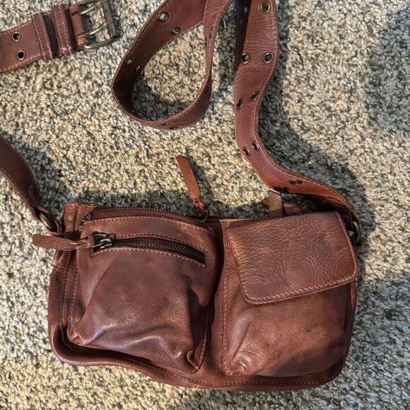 FREE PEOPLE WADE LEATHER SLING BAG IN COGNAC - Picture 2 of 2